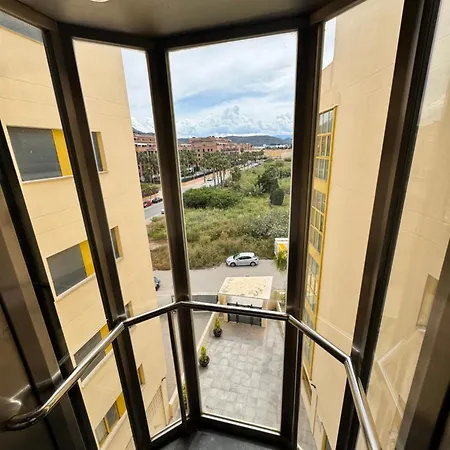 Gran Con Piscina En Apartament